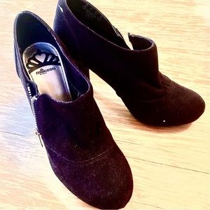 Fergalicious Swede black stilettos boots NWOT